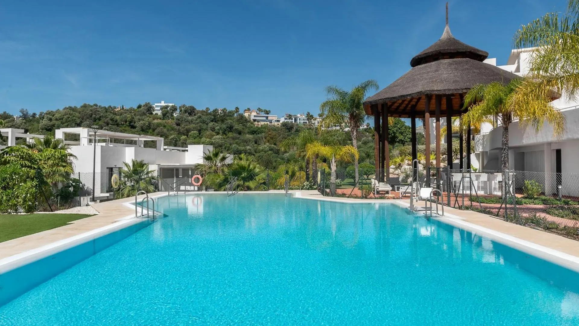 Panoramic Views And Large Garden In Atalaya Hills Apartment Estepona Spain