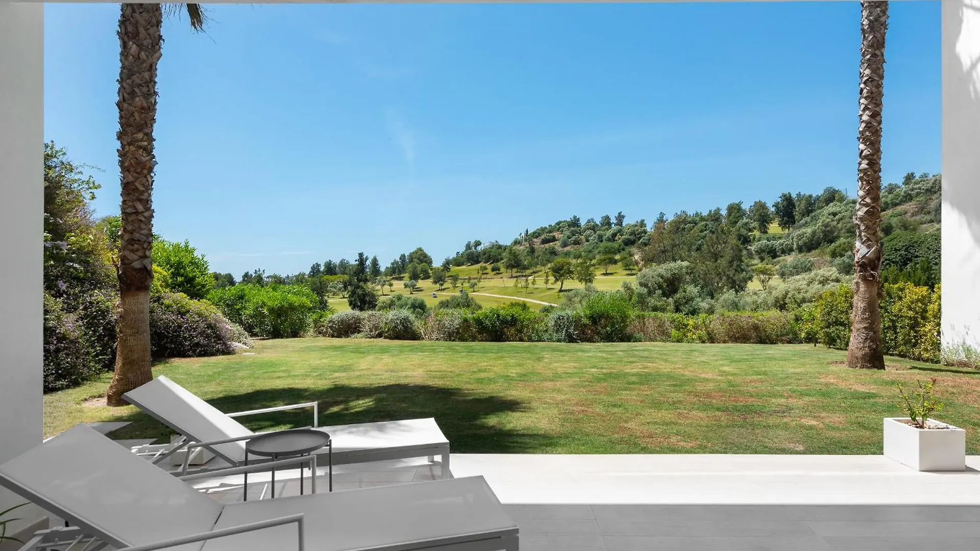 Panoramic Views And Large Garden In Atalaya Hills Apartment Estepona
