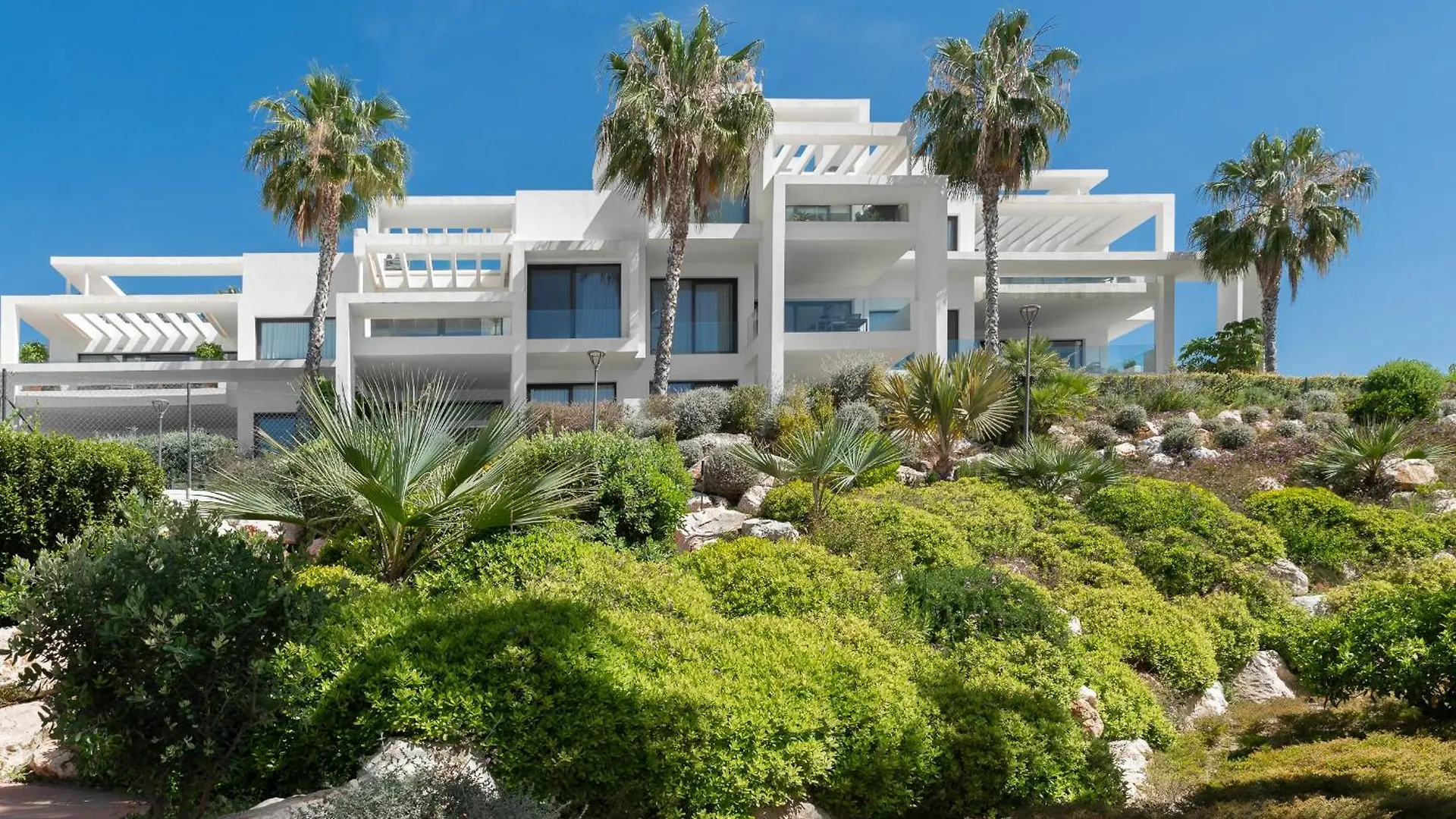 Panoramic Views And Large Garden In Atalaya Hills Apartment Estepona