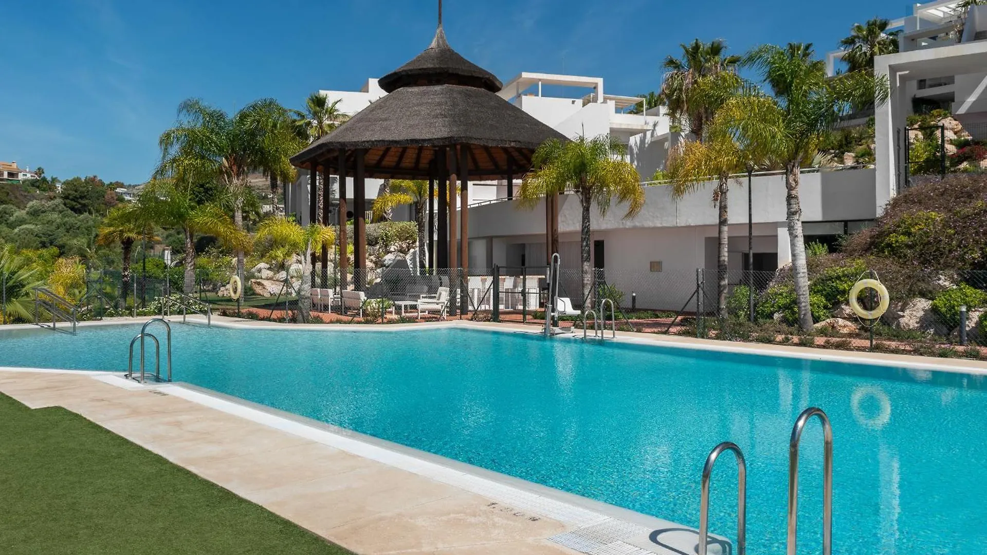 Panoramic Views And Large Garden In Atalaya Hills Apartment Estepona Spain