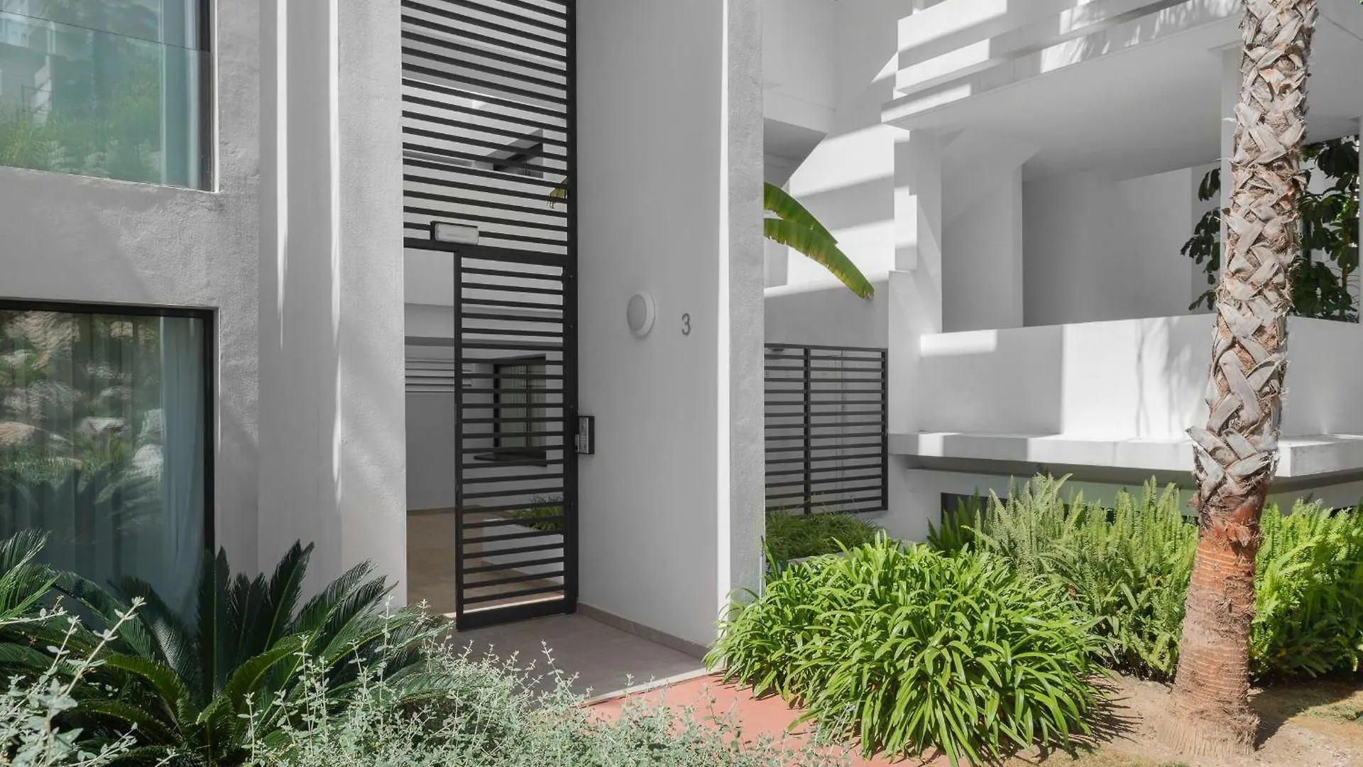 Panoramic Views And Large Garden In Atalaya Hills Apartment Estepona