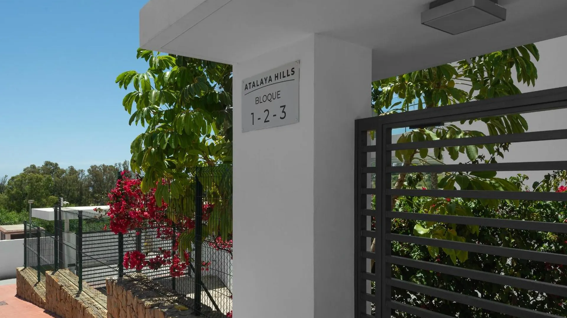 Panoramic Views And Large Garden In Atalaya Hills Apartment Estepona